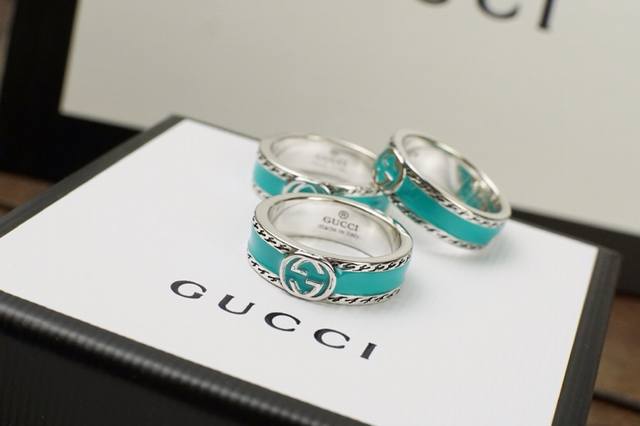 Gucci珐琅绿限定新款互扣式双g设计 永不落幕的时尚 饰以引人瞩目的绿色珐琅和织纹滚边高辨识度的品牌符号元素回归时尚前沿